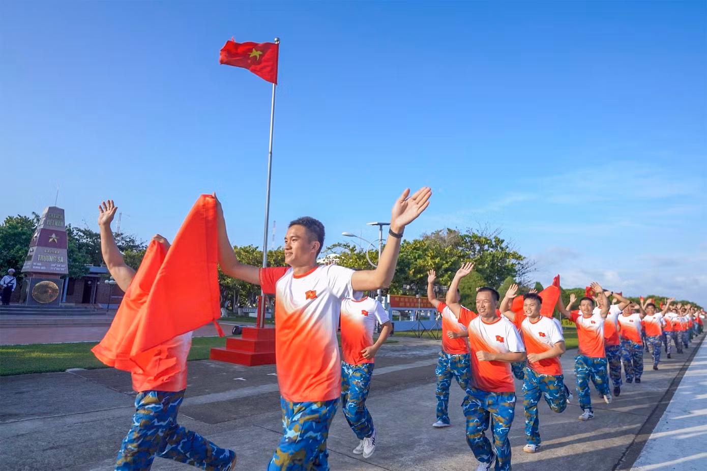 Được sự đồng ý và hỗ trợ nhiệt tình của Quân chủng Hải quân, Ban tổ chức Tiền Phong Marathon đã gửi tới các chiến sĩ và đồng bào Trường Sa 200 áo vận động động viên và 200 lá cờ Tổ quốc cùng một số dụng cụ thể thao khác.