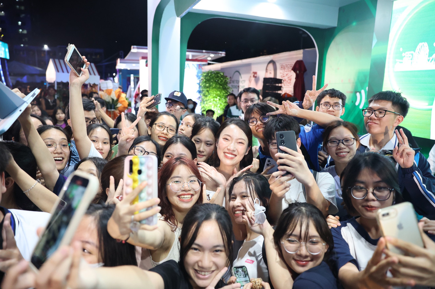 Các bạn sinh viên thích thú chụp hình, giao lưu cùng MC Khánh Vy. Các bạn sinh viên thích thú chụp hình, giao lưu cùng MC Khánh Vy.