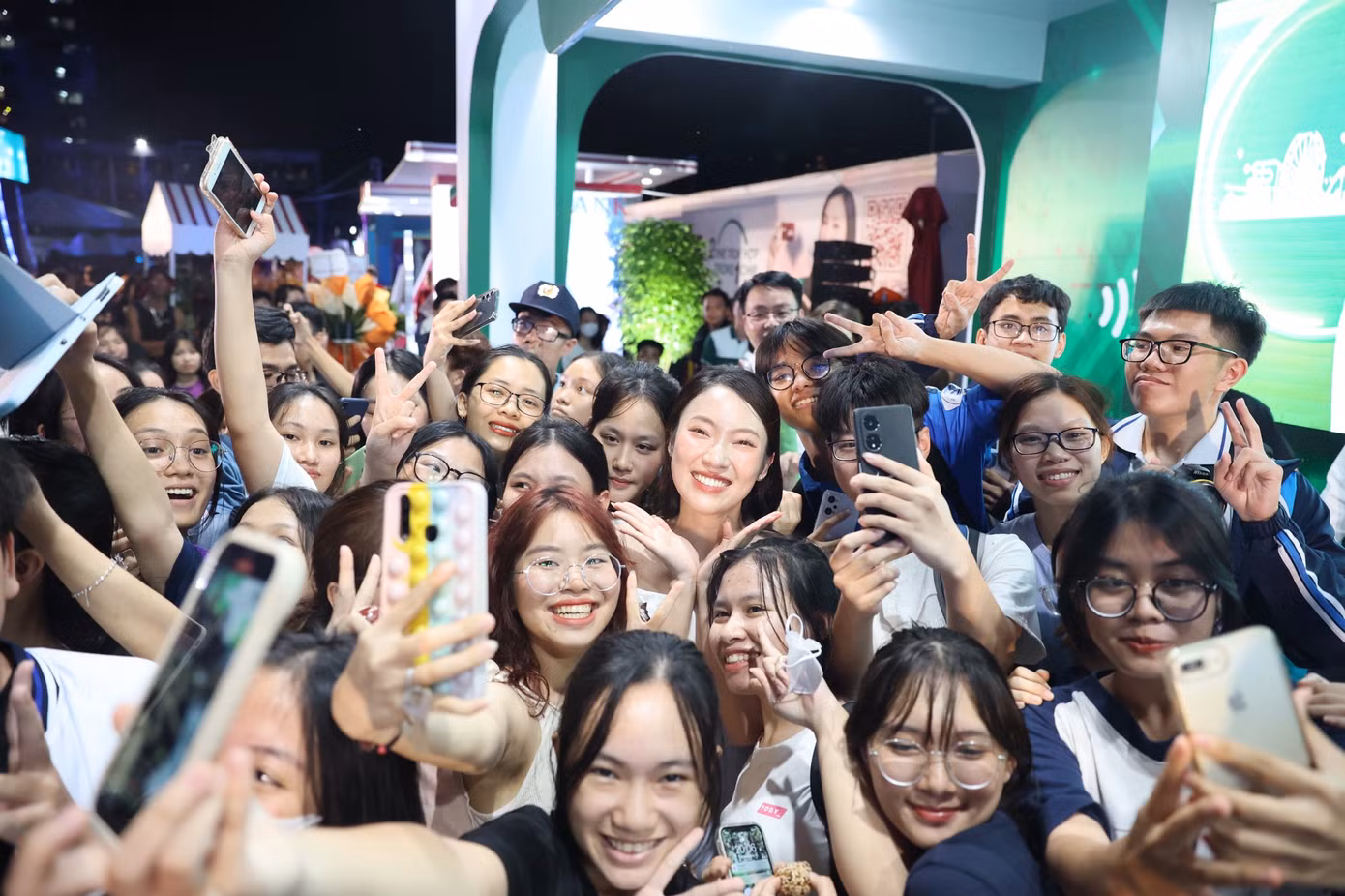 Các bạn sinh viên thích thú chụp hình, giao lưu cùng MC Khánh Vy. Các bạn sinh viên thích thú chụp hình, giao lưu cùng MC Khánh Vy.