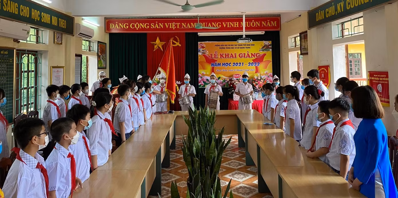 Các bạn học sinh trường THCS Quang Trung (Ninh Bình) dự lễ khai giảng với giới hạn 30 học sinh tham dự.