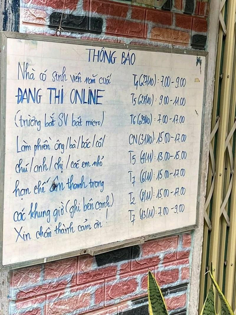 Ảnh: Ngô Minh Quân Tấm bảng thông báo 'nhà có sinh viên năm cuối đang thi online' khiến dân mạng thích thú.