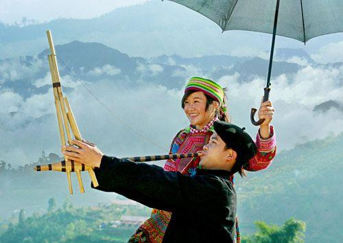 Hình ảnh người đàn ông thổi khèn gắn liền với văn hóa người H'Mông. (Ảnh minh hoạ từ Internet) Hình ảnh người đàn ông thổi khèn gắn liền với văn hóa người H'Mông. (Ảnh minh hoạ từ Internet)