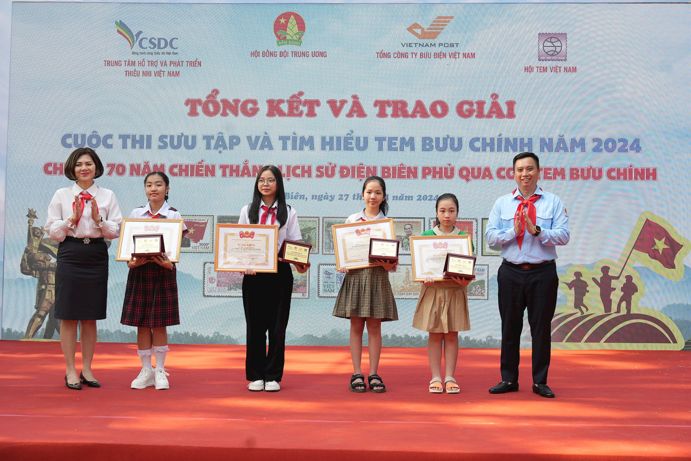 Trao giải Nhì cho các tác giả. Trao giải Nhì cho các tác giả.