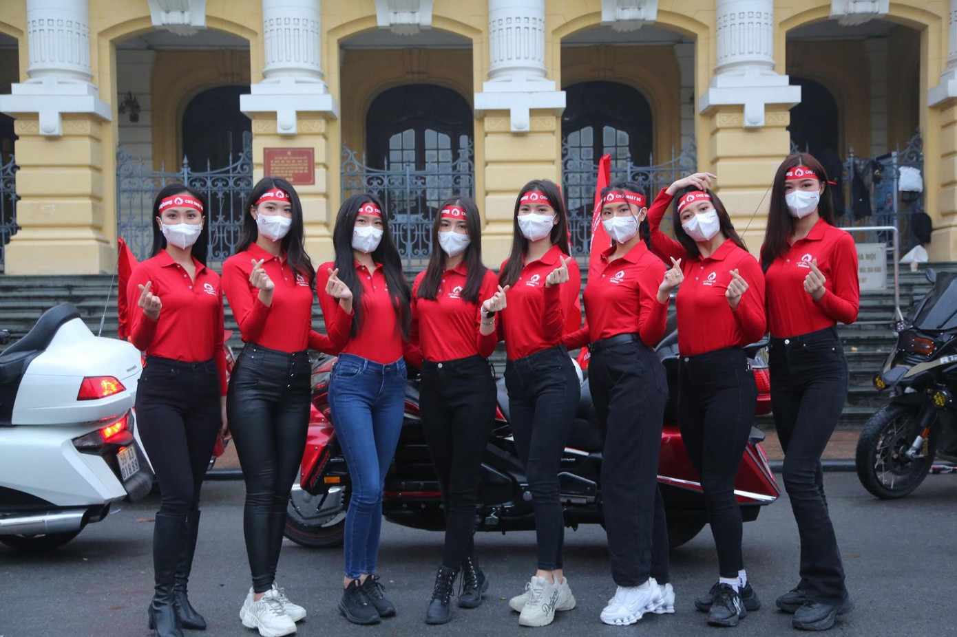 Dàn người đẹp Hoa hậu Việt Nam "đọ dáng" tại sự kiện Chủ nhật Đỏ. Dàn người đẹp Hoa hậu Việt Nam "đọ dáng" tại sự kiện Chủ nhật Đỏ.