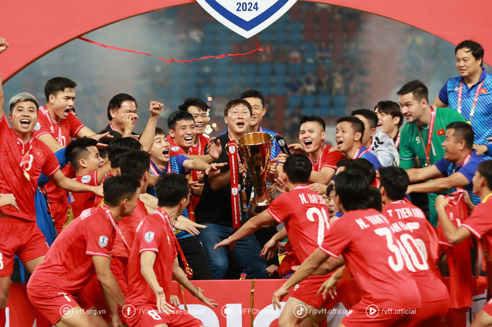 HLV Kim Sang Sik sẽ dẫn dắt đội tuyển ASEAN All Stars thi đấu giao hữu quốc tế với CLB Manchester United.