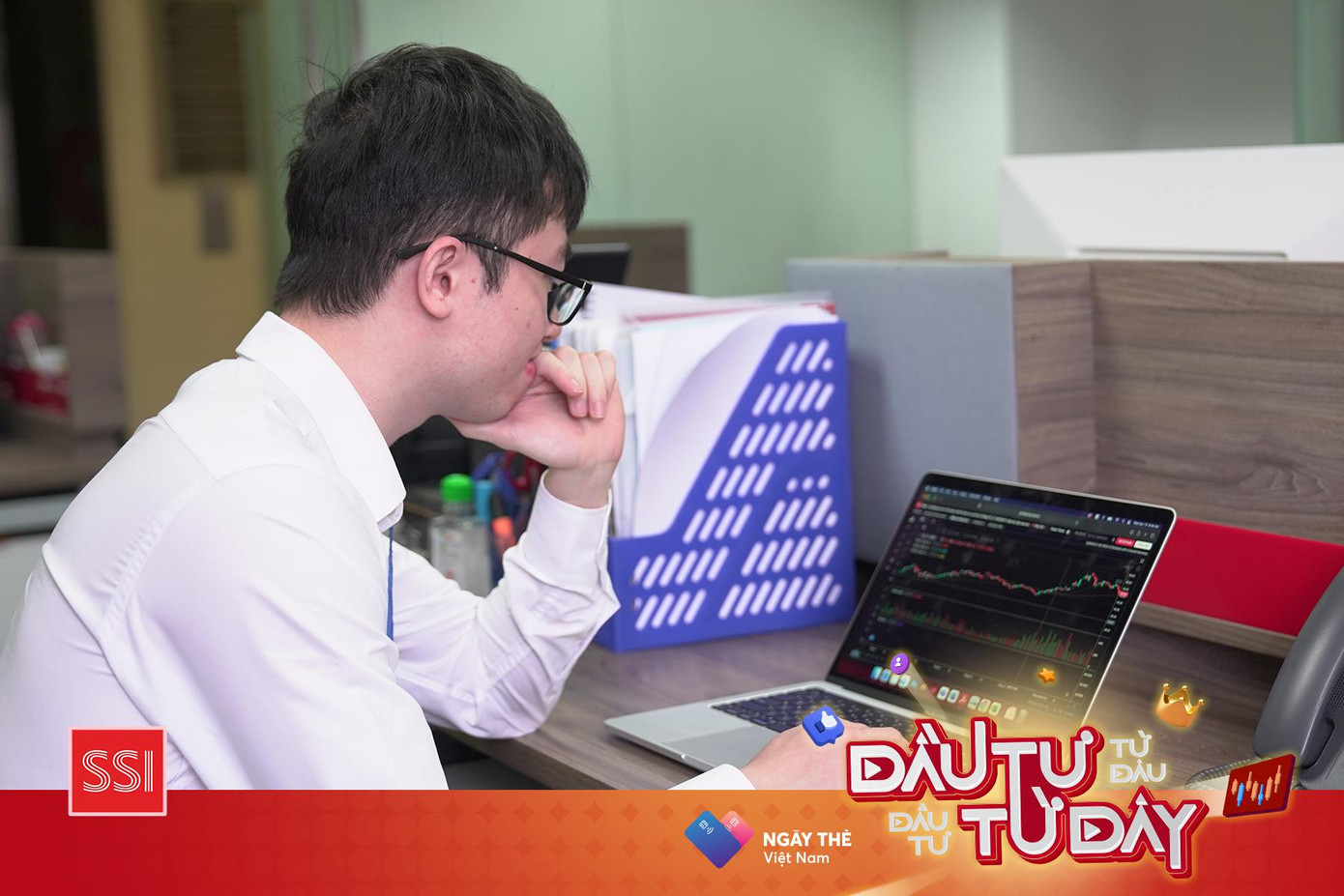 Nếu không phải lên giảng đường, đều đặn mỗi buổi sáng, Quý đến trụ sở Công ty Chứng khoán SSI – nơi cậu sinh viên đang làm thực tập môi giới. Nếu không phải lên giảng đường, đều đặn mỗi buổi sáng, Quý đến trụ sở Công ty Chứng khoán SSI – nơi cậu sinh viên đang làm thực tập môi giới.