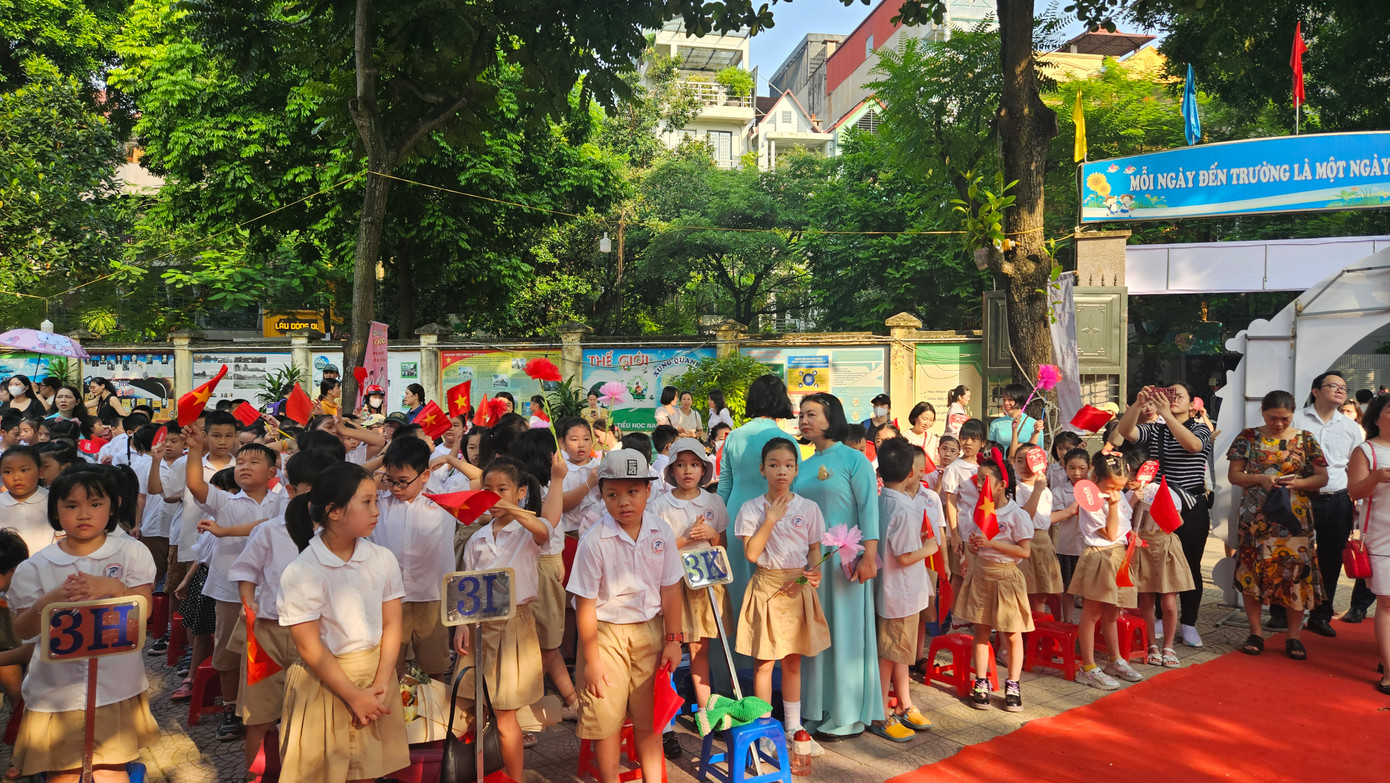 Các bạn học sinh đứng xếp hàng ngay ngắn chuẩn bị dự lễ khai giảng.