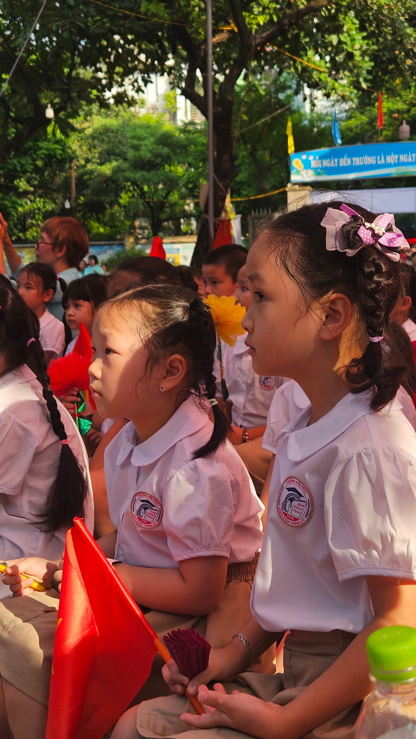 Thời tiết Hà Nội buổi sáng khá nóng bức nhưng các bạn học sinh vẫn chăm chú dõi theo các tiết mục trên khán đài.