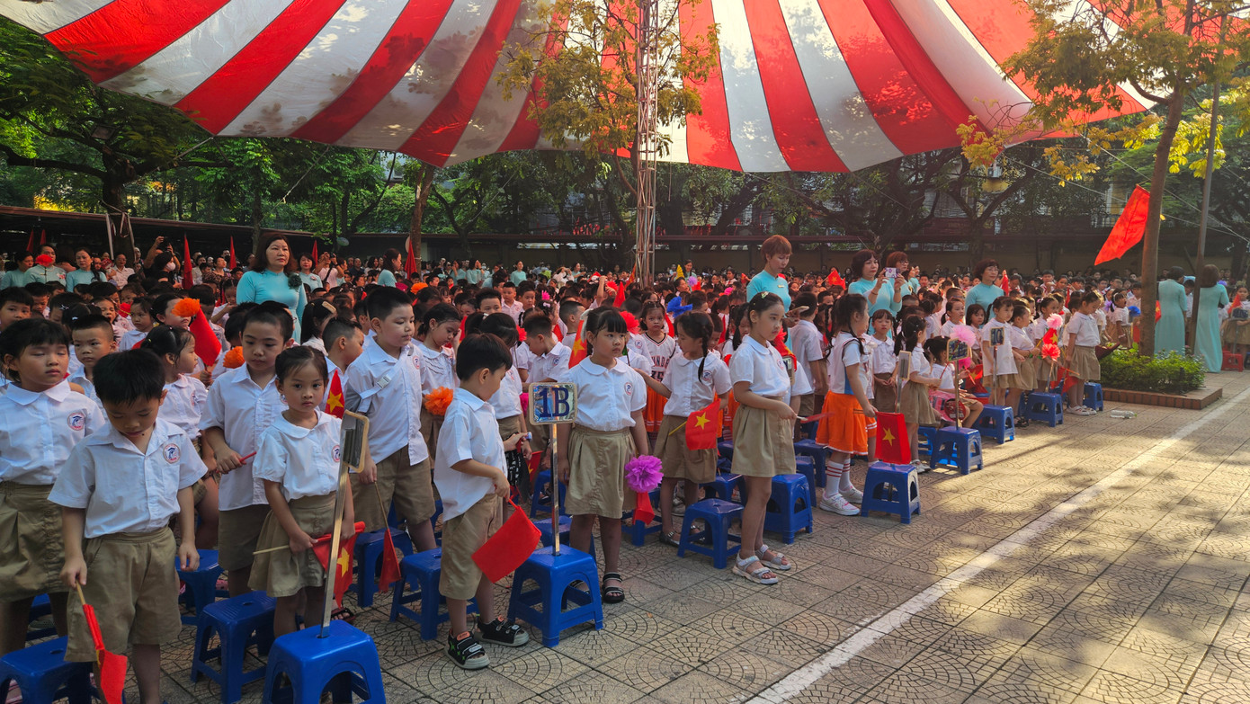 Các bạn học sinh đứng xếp hàng ngay ngắn chuẩn bị dự lễ khai giảng.