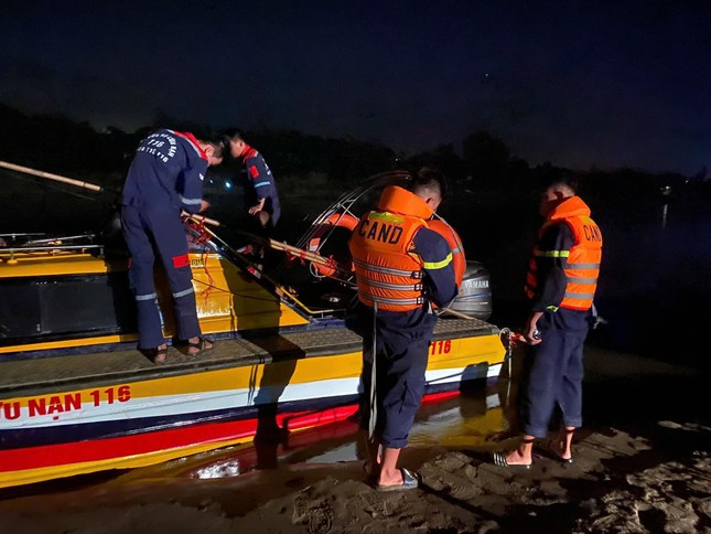 Lực lượng chức năng tìm kiếm các nạn nhân mất tích. Lực lượng chức năng tìm kiếm các nạn nhân mất tích.