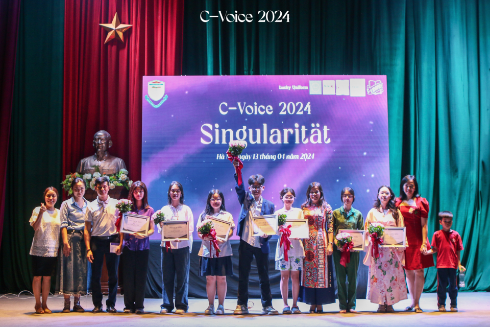 Các lớp nhận bằng khen và giấy chứng nhận sau phần thi. Các lớp nhận bằng khen và giấy chứng nhận sau phần thi.