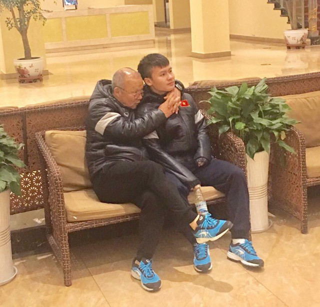 HLV Park Hang-seo có không ít những khoảnh khắc cực dễ thương bên các học trò của mình. HLV Park Hang-seo có không ít những khoảnh khắc cực dễ thương bên các học trò của mình.