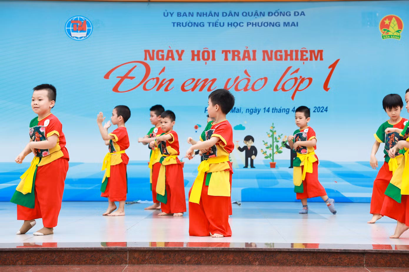 Những tiết mục văn nghệ được thầy cô và các bạn học sinh của trường chuẩn bị tỉ mỉ.