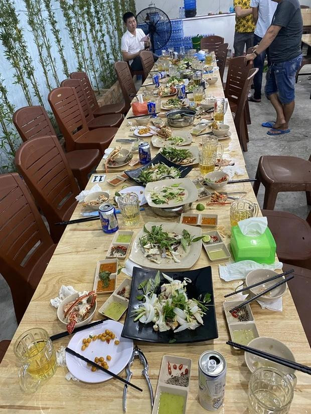 Bữa hải sản hơn 42 triệu cho 22 người ăn tối 27/4. (Ảnh: Tuổi Trẻ)