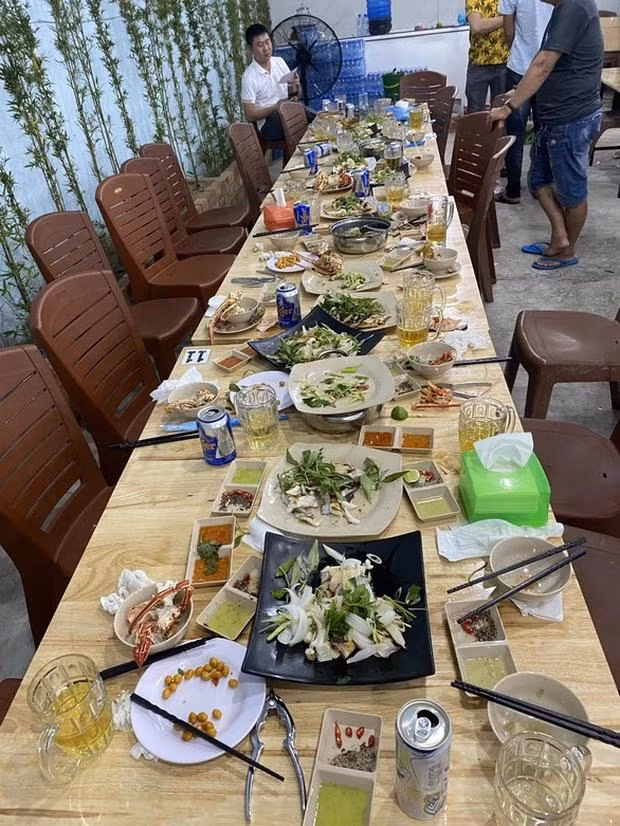 Bữa hải sản hơn 42 triệu cho 22 người ăn tối 27/4. (Ảnh: Tuổi Trẻ) Bữa hải sản hơn 42 triệu cho 22 người ăn tối 27/4. (Ảnh: Tuổi Trẻ)