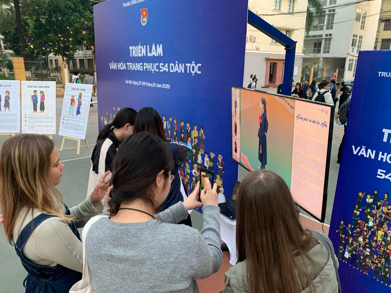 Các bạn sinh viên sử dụng công nghệ bảo tàng thực tế ảo. Các bạn sinh viên sử dụng công nghệ bảo tàng thực tế ảo.