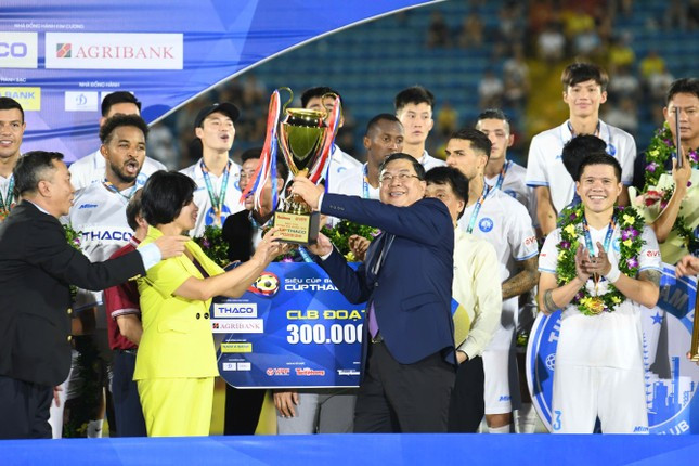 Ông Phạm Gia Túc - Bí thư Tỉnh ủy Nam Định, trao Siêu Cúp bóng đá Quốc gia - Cúp THACO 2023/2024 tặng câu lạc bộ Thép Xanh Nam Định.