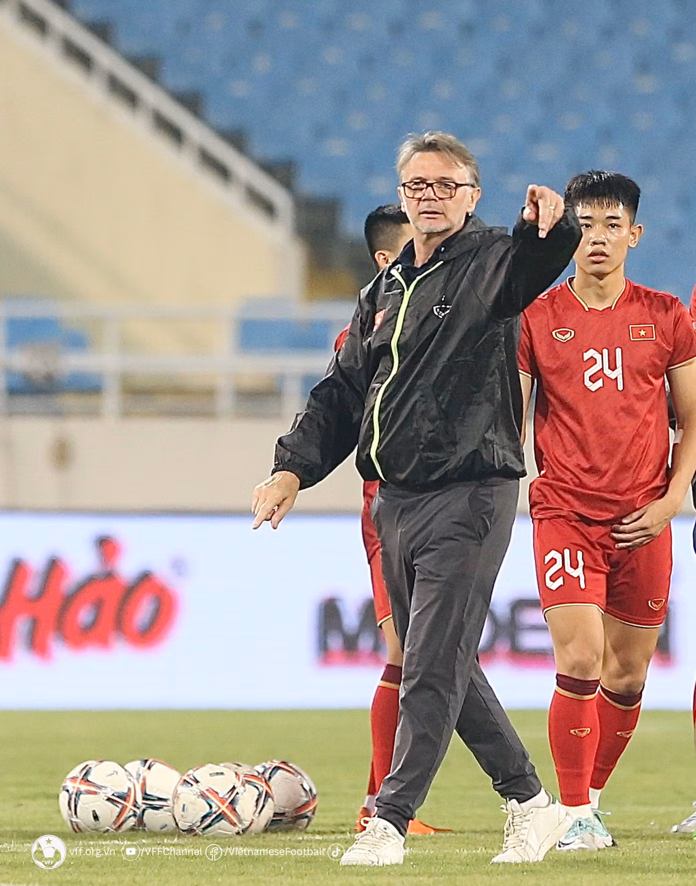 HLV Troussier hướng dẫn các cầu thủ tại sân vận động Mỹ Đình tối 20/11. (Ảnh: VFF)