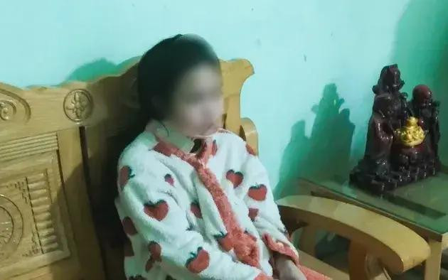 Nữ sinh L.V.G.N. hiện sức khỏe đã có tiến triển, thế nhưng vẫn phải đeo thiết bị bảo vệ cổ. (Ảnh gia đình cung cấp)