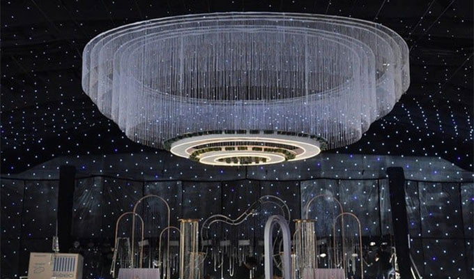 Bên trong rạp, việc lắp đặt âm thanh ánh sáng đang gấp rút hoàn thiện. Không gian vừa phải với khoảng hơn 60 bàn, mỗi bàn 10 khách.