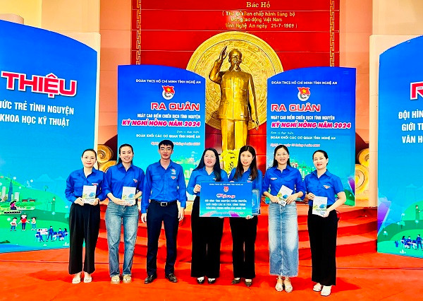 Đồng chí Nguyễn Thị Phương Thúy - Phó Bí thư Thường trực phụ trách Tỉnh Đoàn tặng quà cho đội hình tình nguyện tuyên truyền, giới thiệu các di tích, công trình văn hoá trọng điểm của Nghệ An.