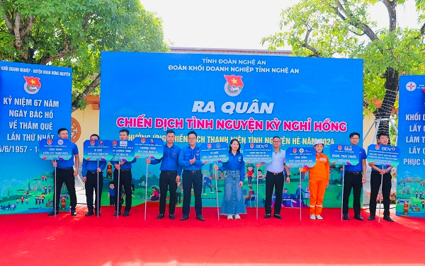 Các đội hình tình nguyện tham gia thực hiện đường dây 500kV mạch 3 tại huyện Nam Đàn ra mắt tại chương trình.