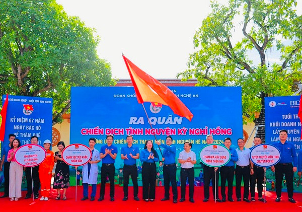 Tham dự Chương trình có đồng chí Nguyễn Thị Phương Thúy - Phó Bí thư Thường trực phụ trách Tỉnh đoàn; các đồng chí Thường trực Đảng ủy Khối Các cơ quan tỉnh, Đảng ủy Khối Doanh nghiệp tỉnh.