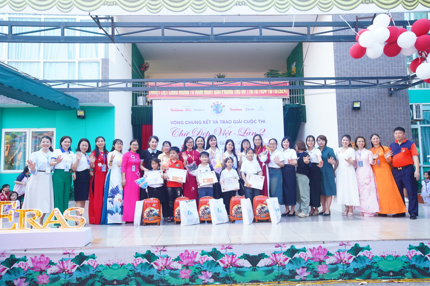 "Cơn mưa giải thưởng" được trao tặng tại cuộc thi Chữ đẹp Việt - lần 2. "Cơn mưa giải thưởng" được trao tặng tại cuộc thi Chữ đẹp Việt - lần 2.