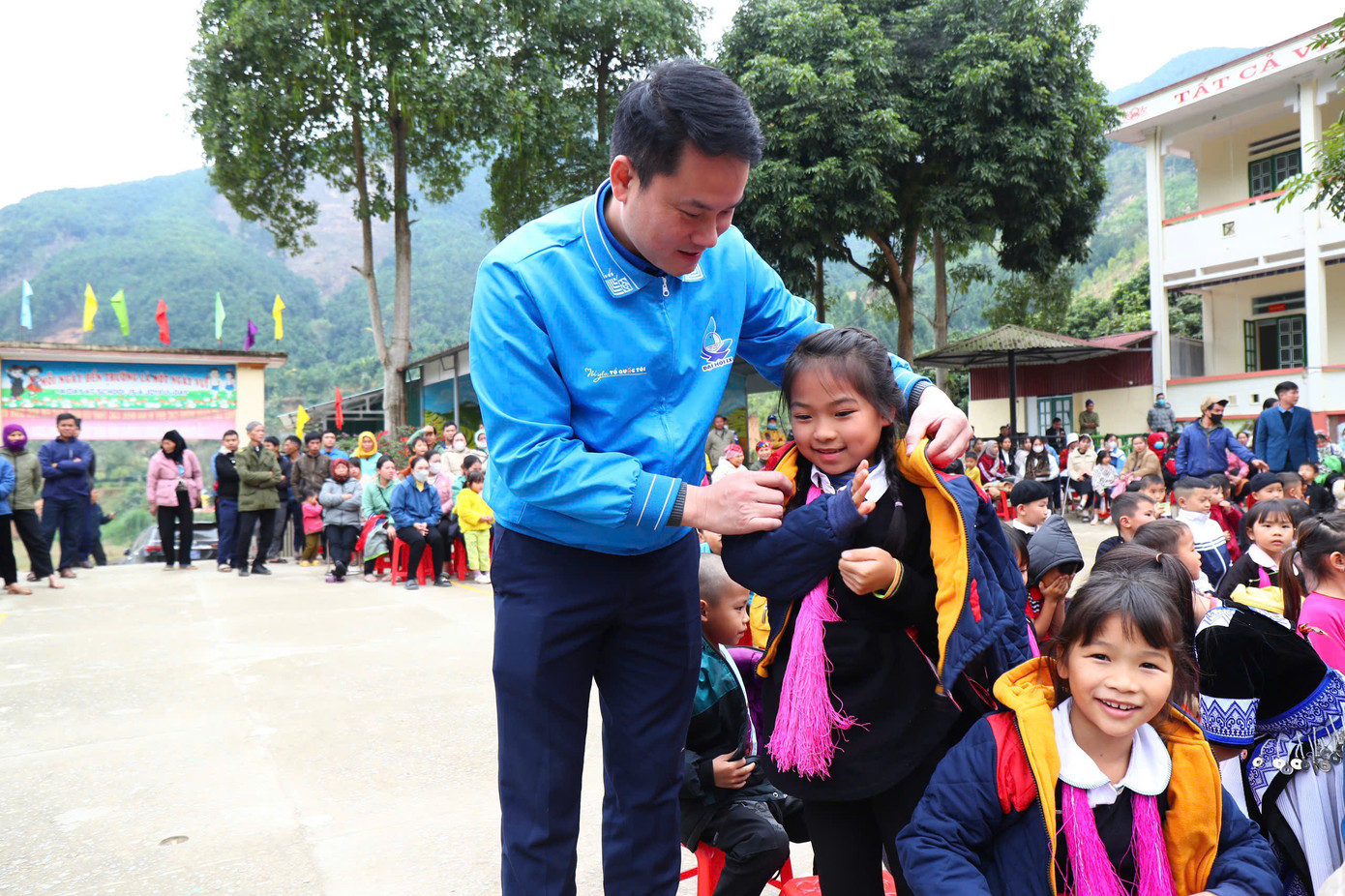 Đồng chí Nguyễn Kim Quy, Phó Chủ tịch thường trực Trung ương Hội LHTN Việt Nam trao quà cho các em học sinh trường Phổ thông Dân tộc Bán trú tiểu học Nậm Lúc, huyện Bắc Hà, tỉnh Lào Cai.