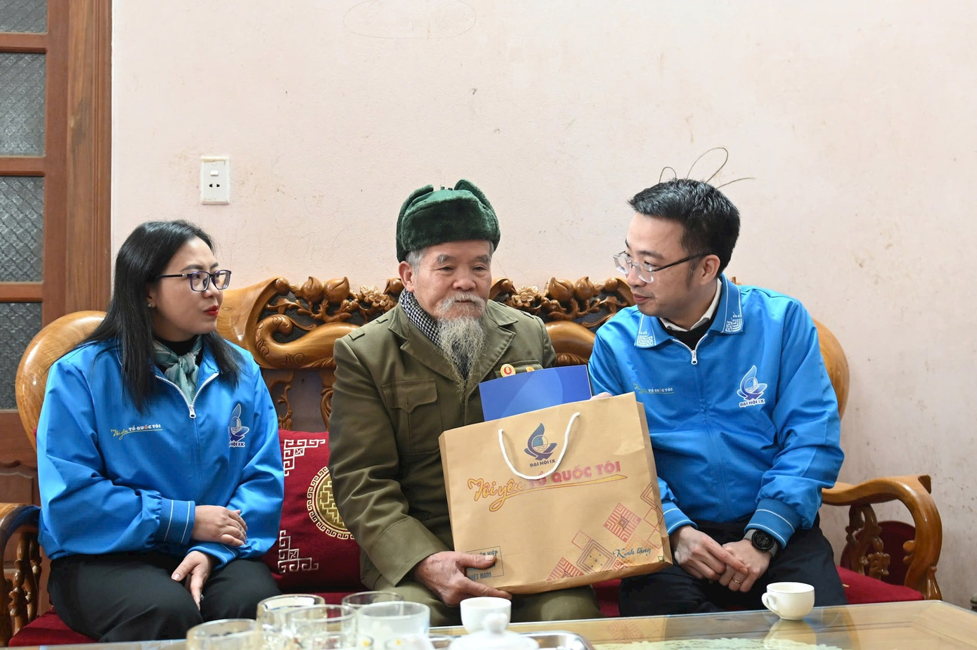 Bí thư Trung ương Đoàn, Chủ tịch Trung ương Hội Liên hiệp thanh niên Việt Nam Nguyễn Tường Lâm thăm hỏi, tặng quà gia đình chính sách.