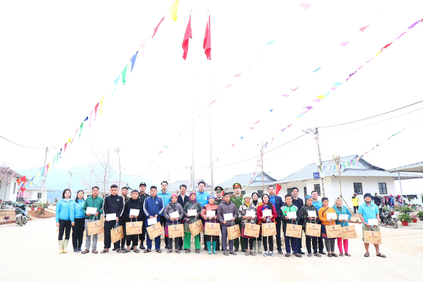 Đồng chí Nguyễn Kim Quy, Phó Chủ tịch thường trực Trung ương Hội LHTN Việt Nam trao quà cho các gia đình bị ảnh hưởng bão tại tại khu tái định cư thôn Nậm Tông xã Nậm Lúc, huyện Bắc Hà, tỉnh Lào Cai.