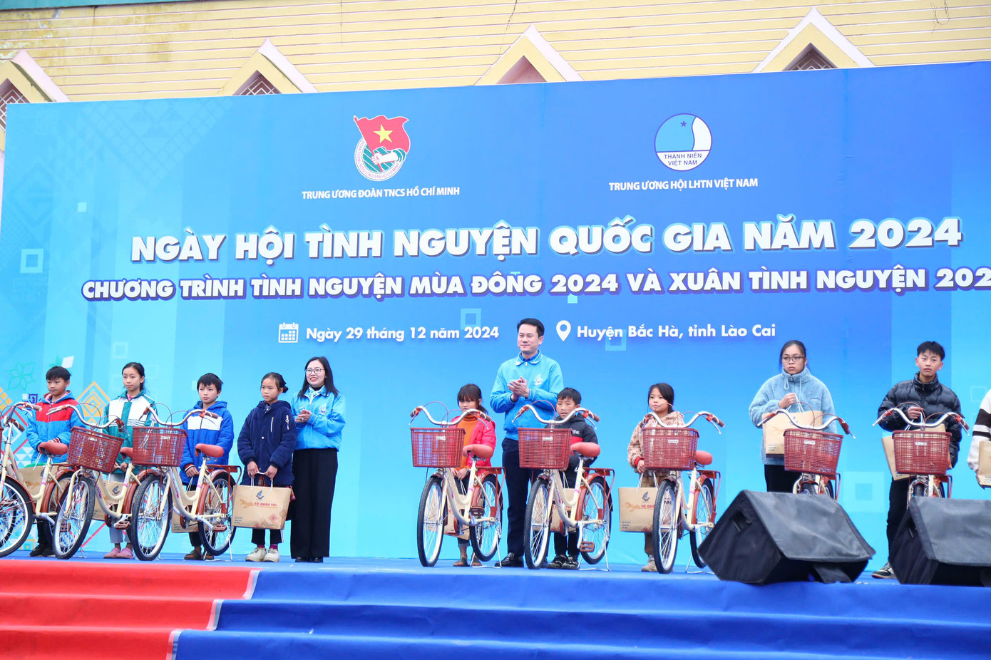 Đồng chí Nguyễn Kim Quy, Phó Chủ tịch thường trực Trung ương Hội LHTN Việt Nam và đồng chí Giàng Thị Mai, Bí thư tỉnh Đoàn Lào Cai trao trao tặng 20 chiếc xe đạp cho các em học sinh có hoàn cảnh khó khăn.