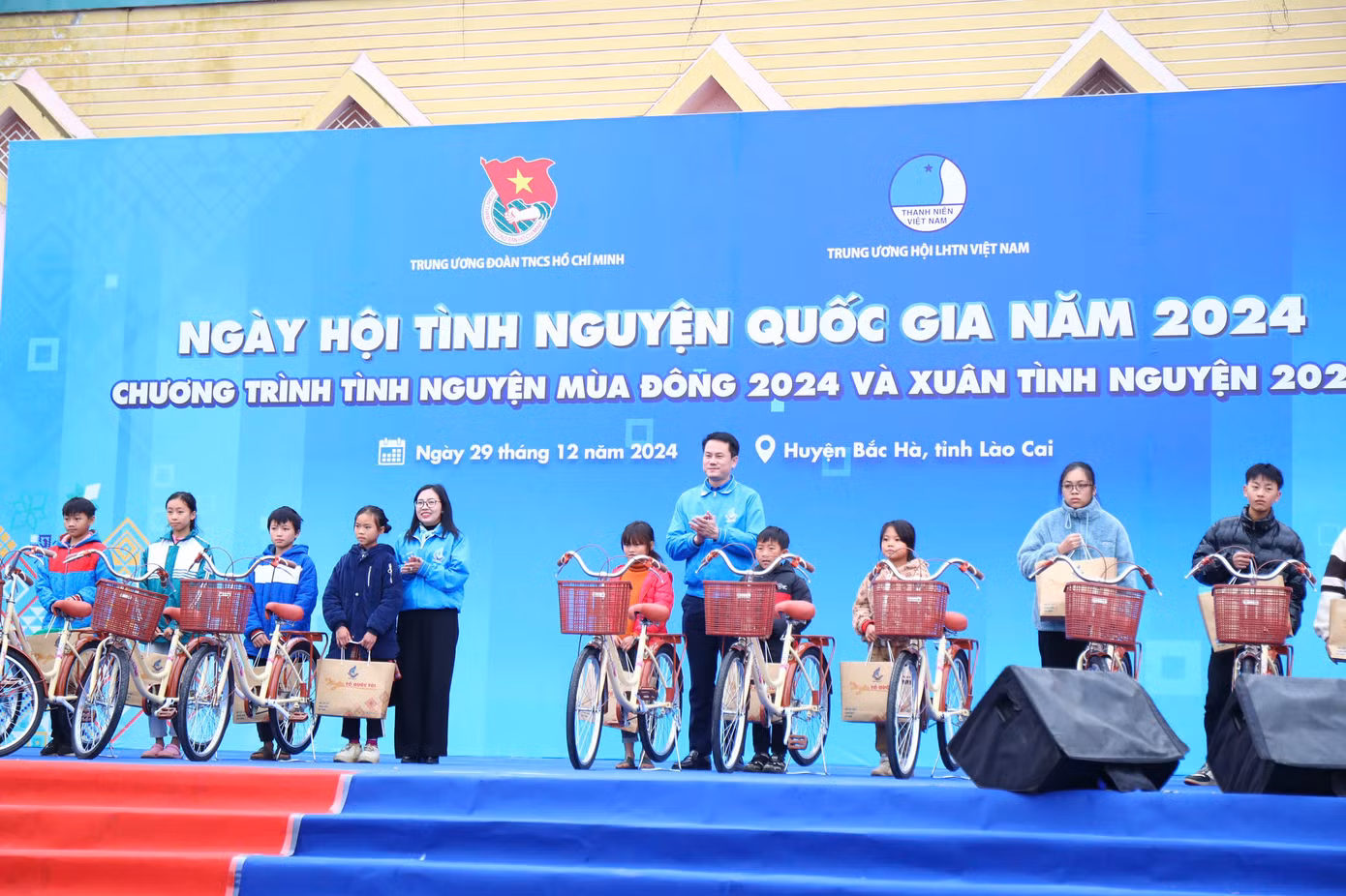 Đồng chí Nguyễn Kim Quy, Phó Chủ tịch thường trực Trung ương Hội LHTN Việt Nam và đồng chí Giàng Thị Mai, Bí thư tỉnh Đoàn Lào Cai trao trao tặng 20 chiếc xe đạp cho các em học sinh có hoàn cảnh khó khăn.