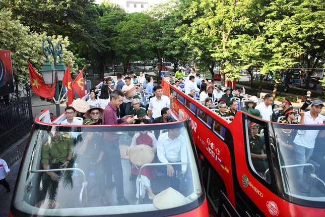 Cũng trong sáng 23/9, các thương bệnh binh, y bác sĩ, cán bộ nhân viên của 14 trung tâm nuôi dưỡng người có công cũng có dịp tham quan thành phố Hà Nội bằng xe buýt 2 tầng (chương trình City Tour) và một số hoạt động bên lề khác.