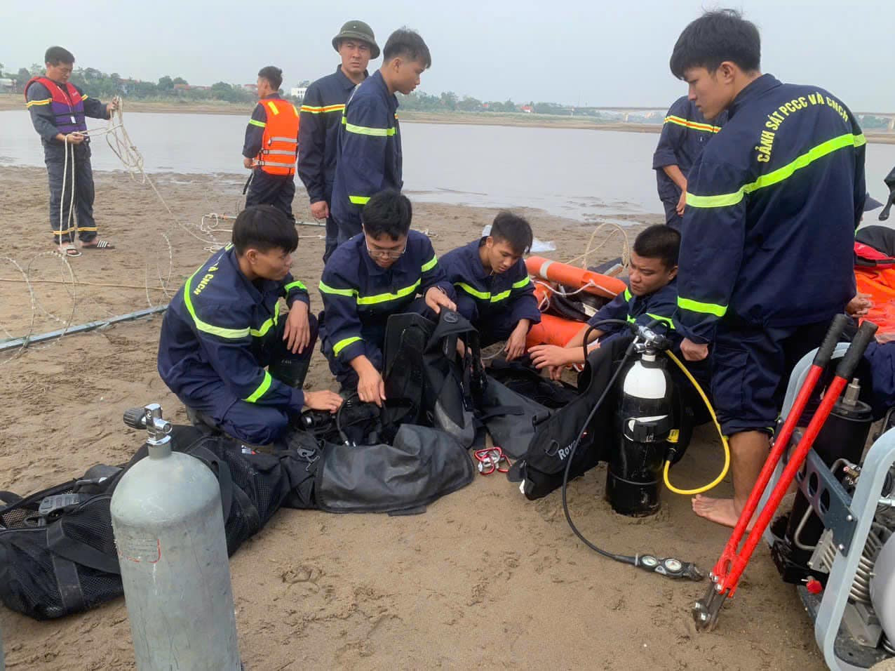 Lực lượng chức năng tìm kiếm các nạn nhân. (Ảnh: Thời sự Phú Thọ)