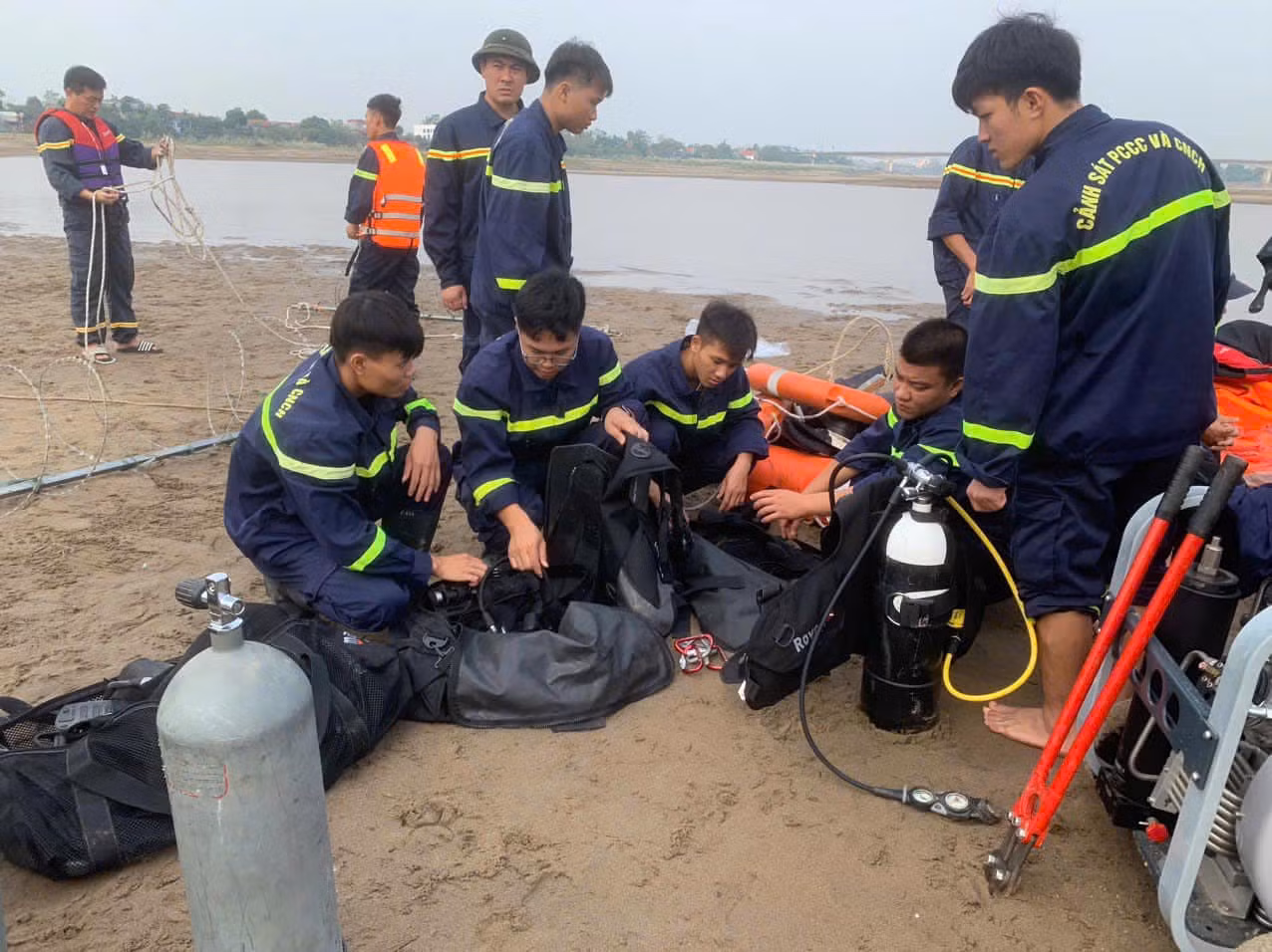 Lực lượng chức năng tìm kiếm các nạn nhân. (Ảnh: Thời sự Phú Thọ)