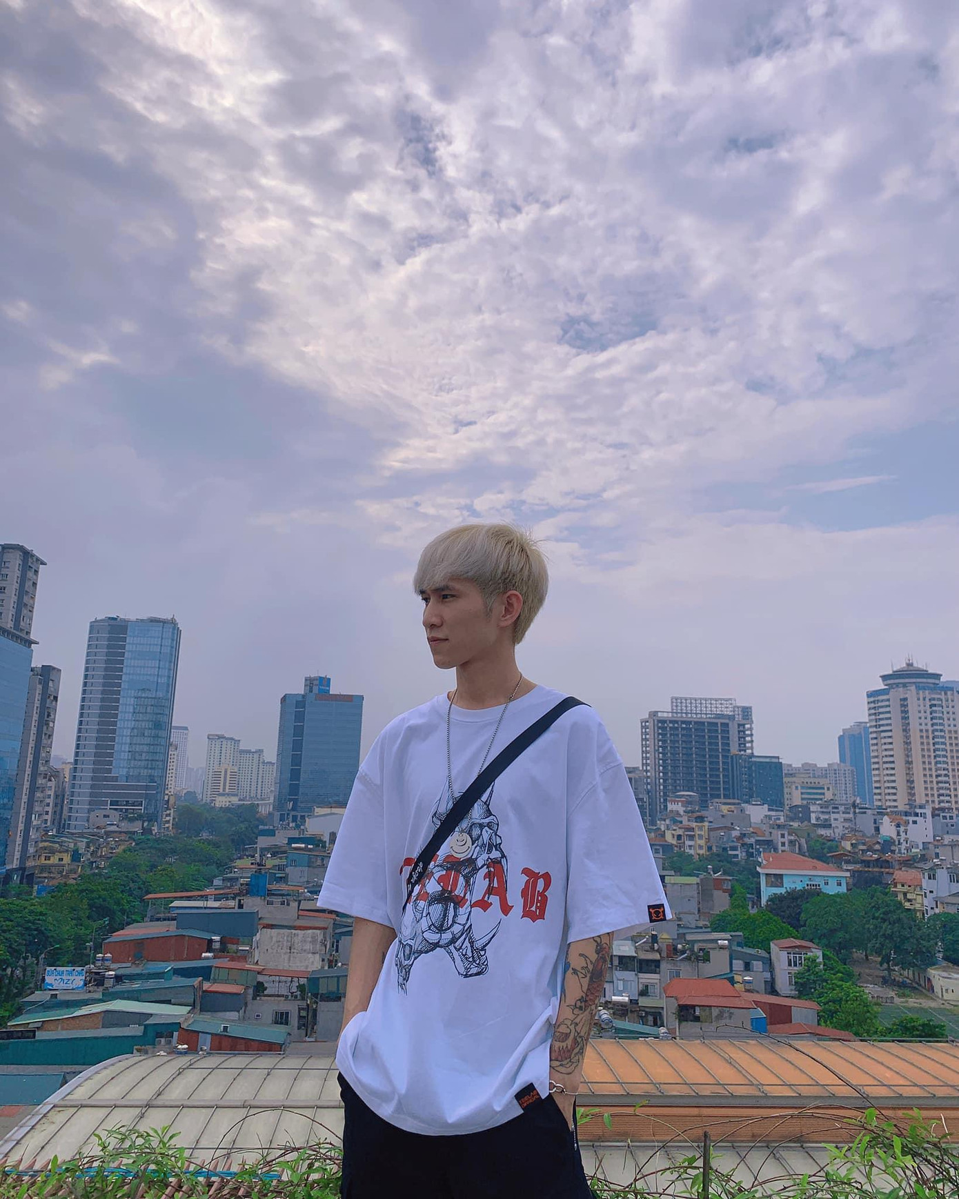 Phong cách ăn mặc của chàng trai này khá thời thượng và hiện đại. Phong cách ăn mặc của chàng trai này khá thời thượng và hiện đại.