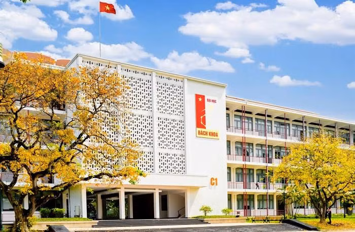 Trường ĐH Bách khoa Hà Nội thành lập 3 trường trực thuộc là Trường Cơ khí, Trường Điện - Điện tử và Trường Công nghệ thông tin và Truyền thông.