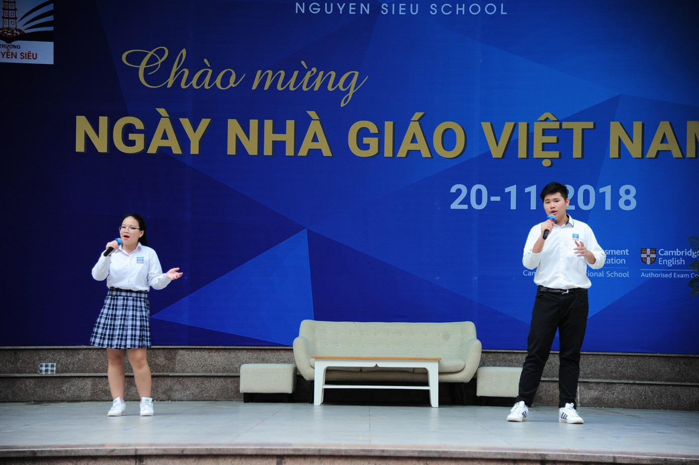 Hình ảnh Lâm Phúc lần đầu tiên hát trên sân khấu tại trường Nguyễn Siêu, 20/11/2018.