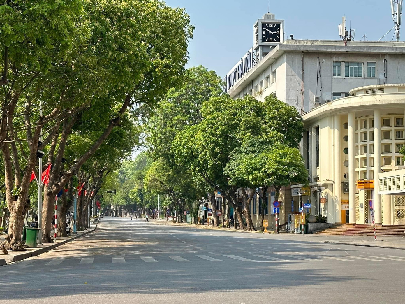 Phố đi bộ Hồ Gươm (Hà Nội) vắng bóng người trong chiều ngày 27/4 do nắng nóng gay gắt. (Ảnh: Đức Nguyễn) Phố đi bộ Hồ Gươm (Hà Nội) vắng bóng người trong chiều ngày 27/4 do nắng nóng gay gắt. (Ảnh: Đức Nguyễn)