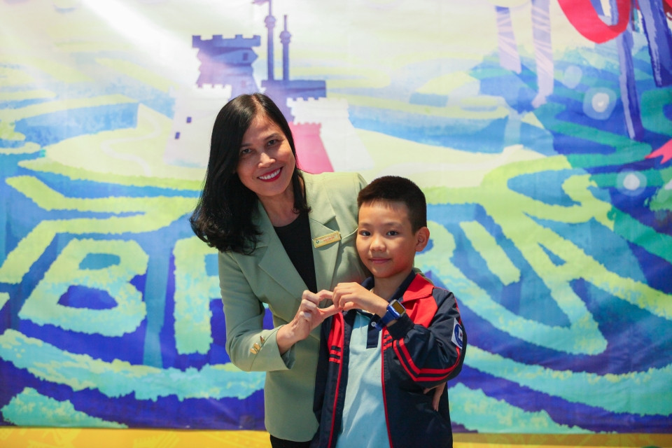 Học sinh và Hiệu trưởng nhà trường hưởng ứng sự kiện. Học sinh và Hiệu trưởng nhà trường hưởng ứng sự kiện.