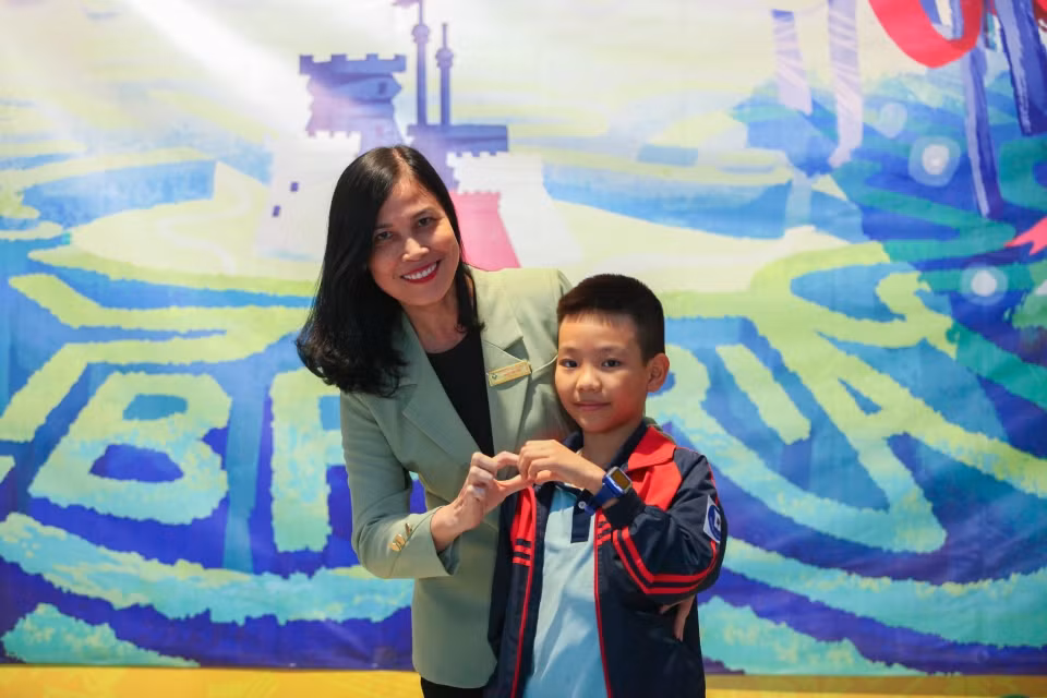 Học sinh và Hiệu trưởng nhà trường hưởng ứng sự kiện.