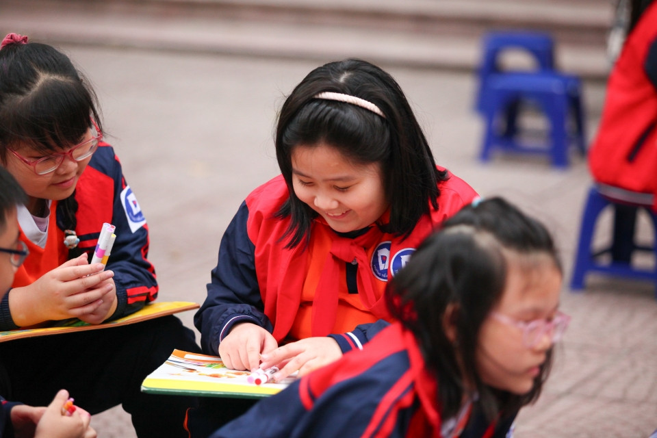 Các bạn nhỏ nhiệt tình hưởng ứng các hoạt động của sự kiện. Các bạn nhỏ nhiệt tình hưởng ứng các hoạt động của sự kiện.