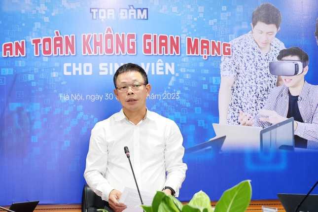 Nhà báo Phùng Công Sưởng, Phó tổng biên tập Báo Tiền Phong khẳng định: Sinh viên, người trẻ hiện nay đang sử dụng mạng xã hội với tần suất lớn để phục vụ cho việc học tập, nghiên cứu, trao đổi tương tác với bạn bè, người thân, thế giới xung quanh. Thời gian sử dụng không gian mạng của sinh viên là rất lớn.