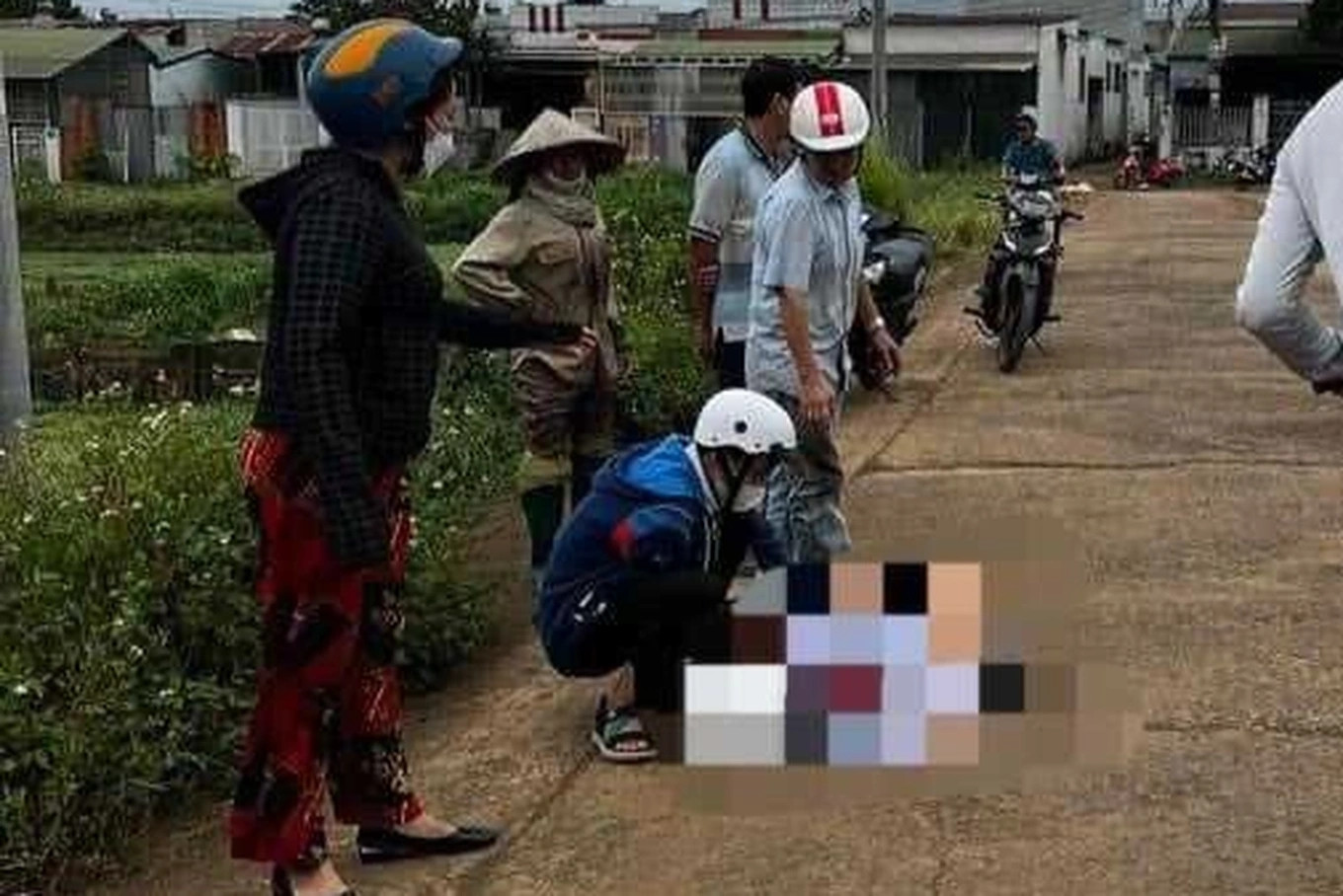 Nam sinh được người dân hỗ trợ đưa đi cấp cứu. (Ảnh: Uy Nguyễn)