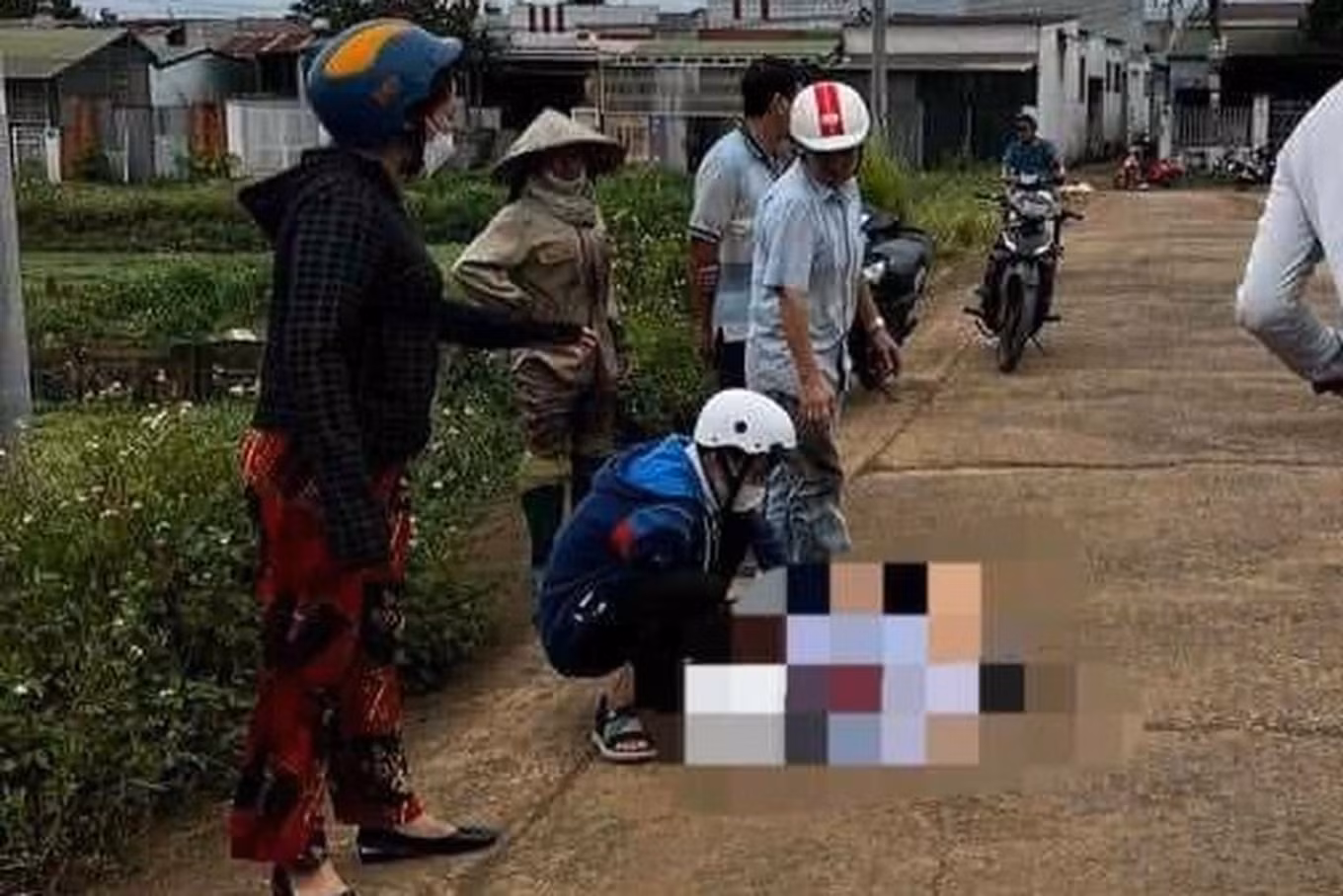Nam sinh được người dân hỗ trợ đưa đi cấp cứu. (Ảnh: Uy Nguyễn)