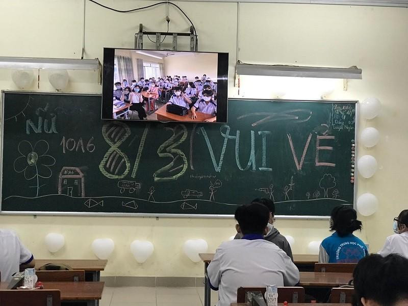 Tấm bảng với dòng chữ chào mừng ngày 8/3 cùng loạt hình vẽ dễ thương.