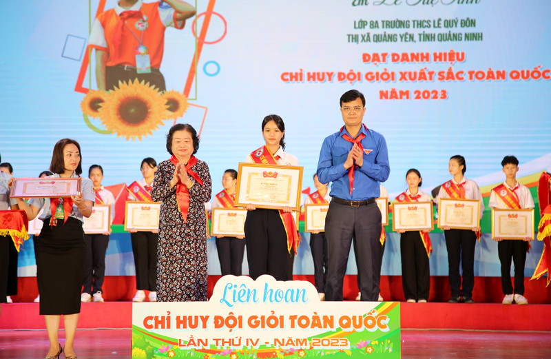 Đồng chí Trương Mỹ Hoa, nguyên Bí thư T.Ư Đảng, Nguyên Phó Chủ tịch nước, Chủ tịch Quỹ học bổng Vừ A Dính và đồng chí Bùi Quang Huy, Uỷ viên dự khuyết T.Ư Đảng, Bí thư thứ nhất T.Ư Đoàn trao Bằng khen cho các Chỉ huy Đội giỏi đạt thành tích xuất sắc tại Liên hoan. Đồng chí Trương Mỹ Hoa, nguyên Bí thư T.Ư Đảng, Nguyên Phó Chủ tịch nước, Chủ tịch Quỹ học bổng Vừ A Dính và đồng chí Bùi Quang Huy, Uỷ viên dự khuyết T.Ư Đảng, Bí thư thứ nhất T.Ư Đoàn trao Bằng khen cho các Chỉ huy Đội giỏi đạt thành tích xuất sắc tại Liên hoan.