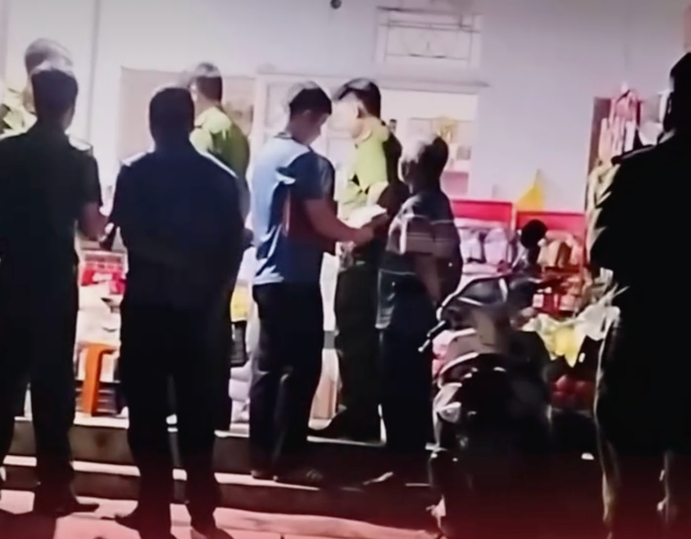 Cơ quan chức năng có mặt tại hiện trường. (Ảnh cắt từ clip Tin tức Như Xuân 24h) Cơ quan chức năng có mặt tại hiện trường. (Ảnh cắt từ clip Tin tức Như Xuân 24h)