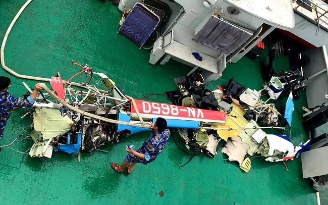 Một phần đuôi của trực thăng Bell-505 số hiệu VN-8650 được tìm thấy. Một phần đuôi của trực thăng Bell-505 số hiệu VN-8650 được tìm thấy.